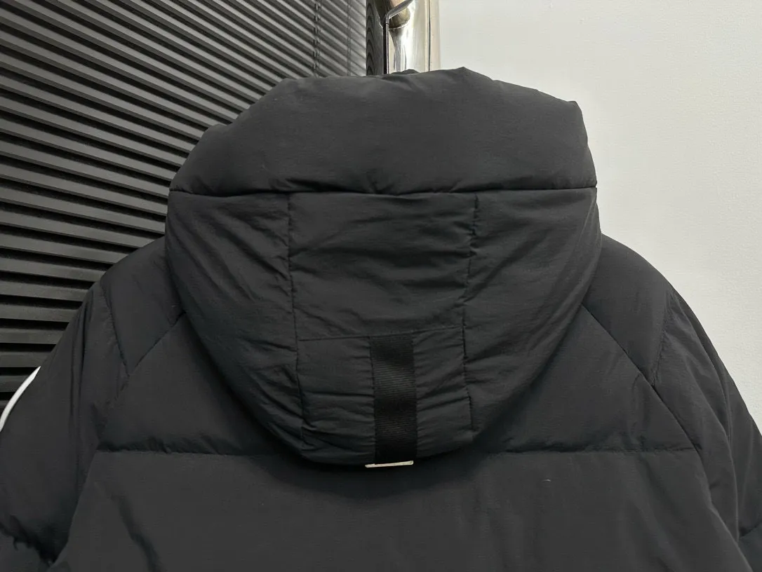 P780 【𝗖𝗔𝗡𝗔𝗗𝗔 𝗚𝗢𝗢𝗦𝗘】Capsule Series Macaron White Label Fabric: Made of soft EnduraLuxe fabric imported from DuPont, CORDURA, USA, which enhances the durability of easy-to-wear parts, is lightweight and durable; the liner is made of 400T anti-velvet gallbladder, which is comfortable, soft and non-velvet. : Equipped with a detachable hood, which can be adjusted in two directions, and is also filled with down, which brings greater softness and wrapping around the head and neck, and is full of warmth. This parka features white trim on the back and sides, and the hardware locks are all original and custom-made to match the muted fabric color. Goose label: The official website’s new series of silicone material labels, non-embroidery labels. Length: Fit hip-length. Size: XS-L